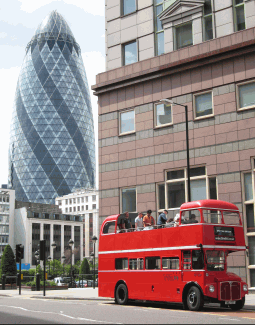 Autobus à galerie ouverte et le «Gherkin»